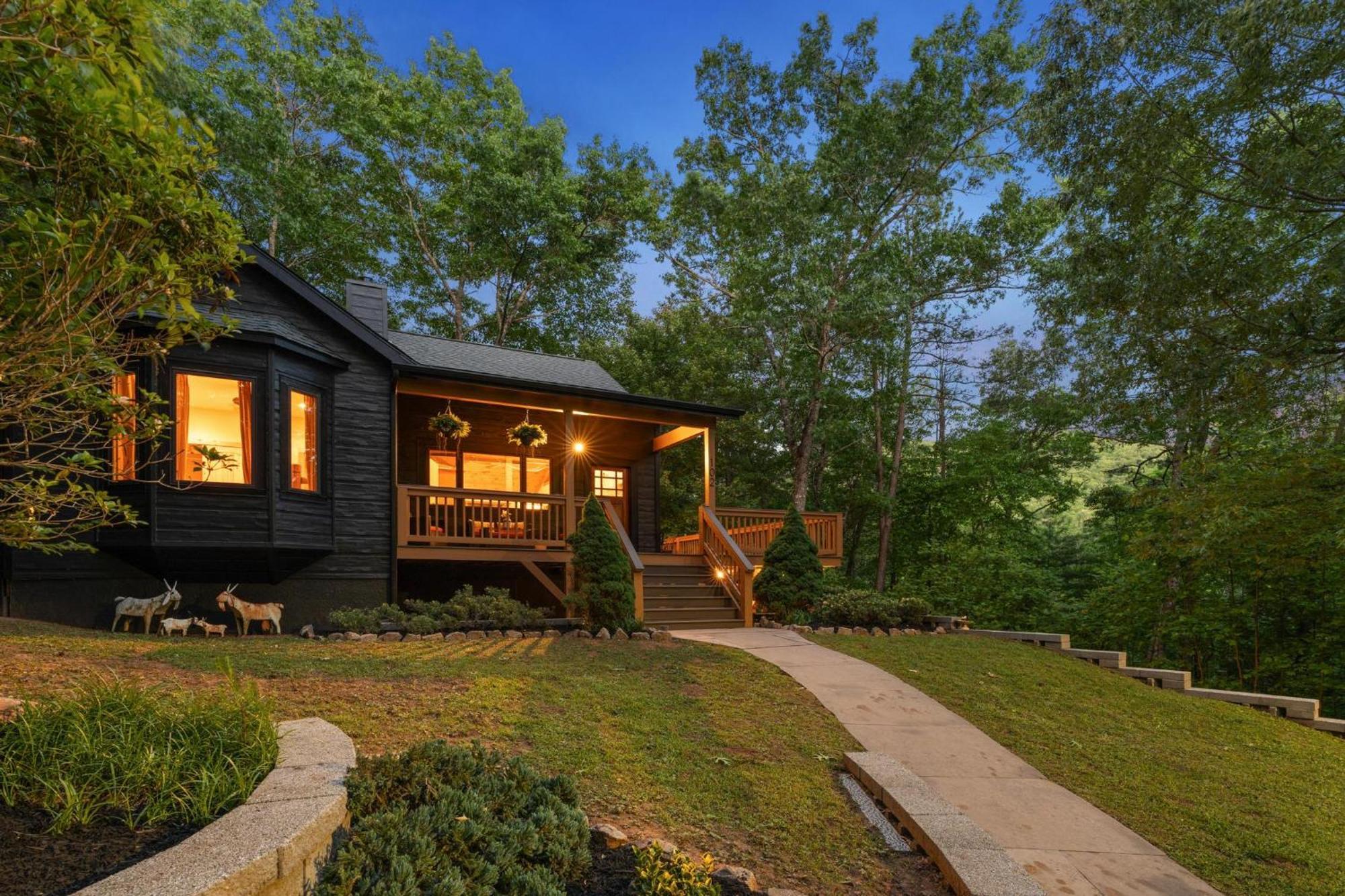 Lux Mtn Cabin - Hot Tub, Fire Pit, Game Room Franklin Kültér fotó